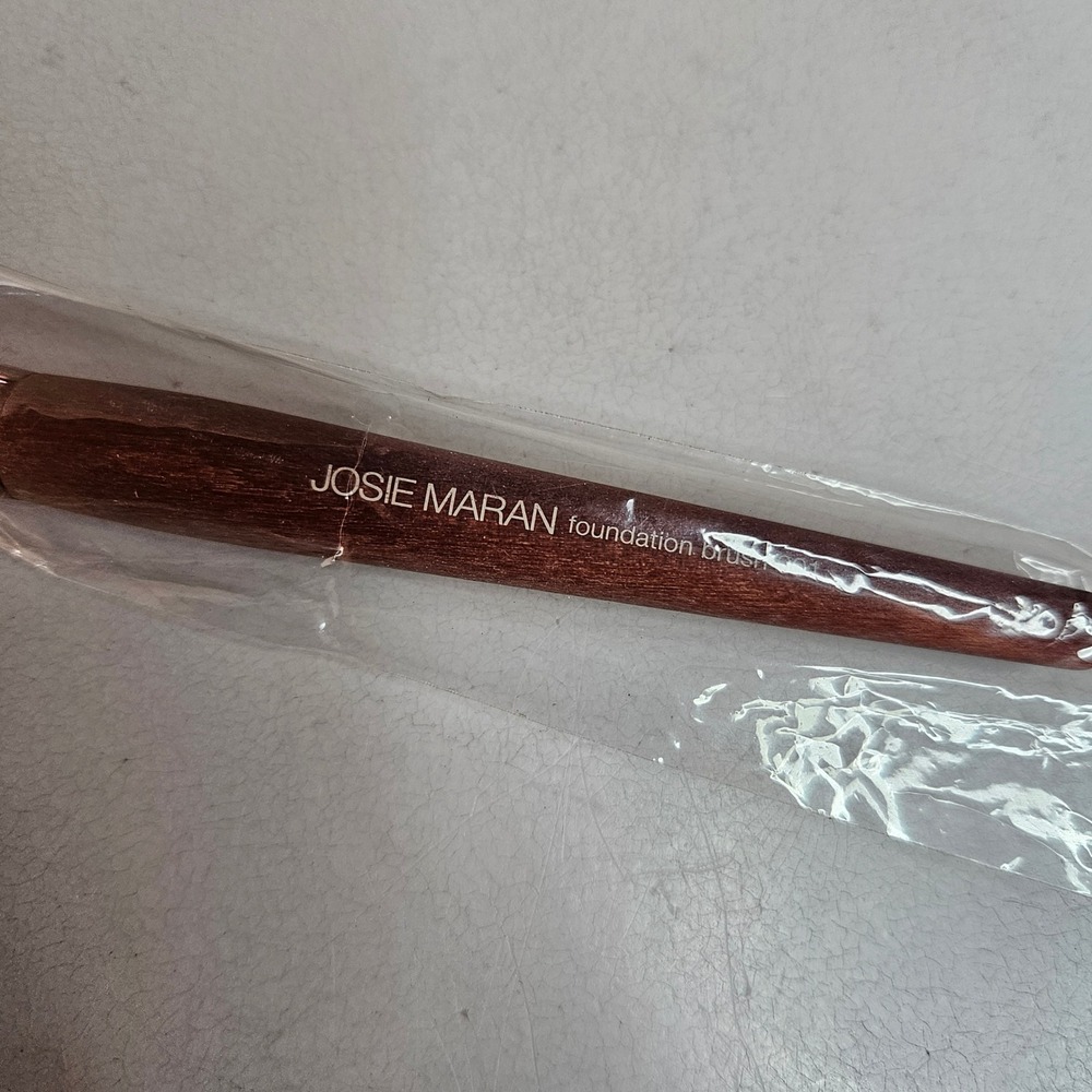 Josie Maran Foundation Brush 001 Brown Wood Handle Synthetic Bristles New